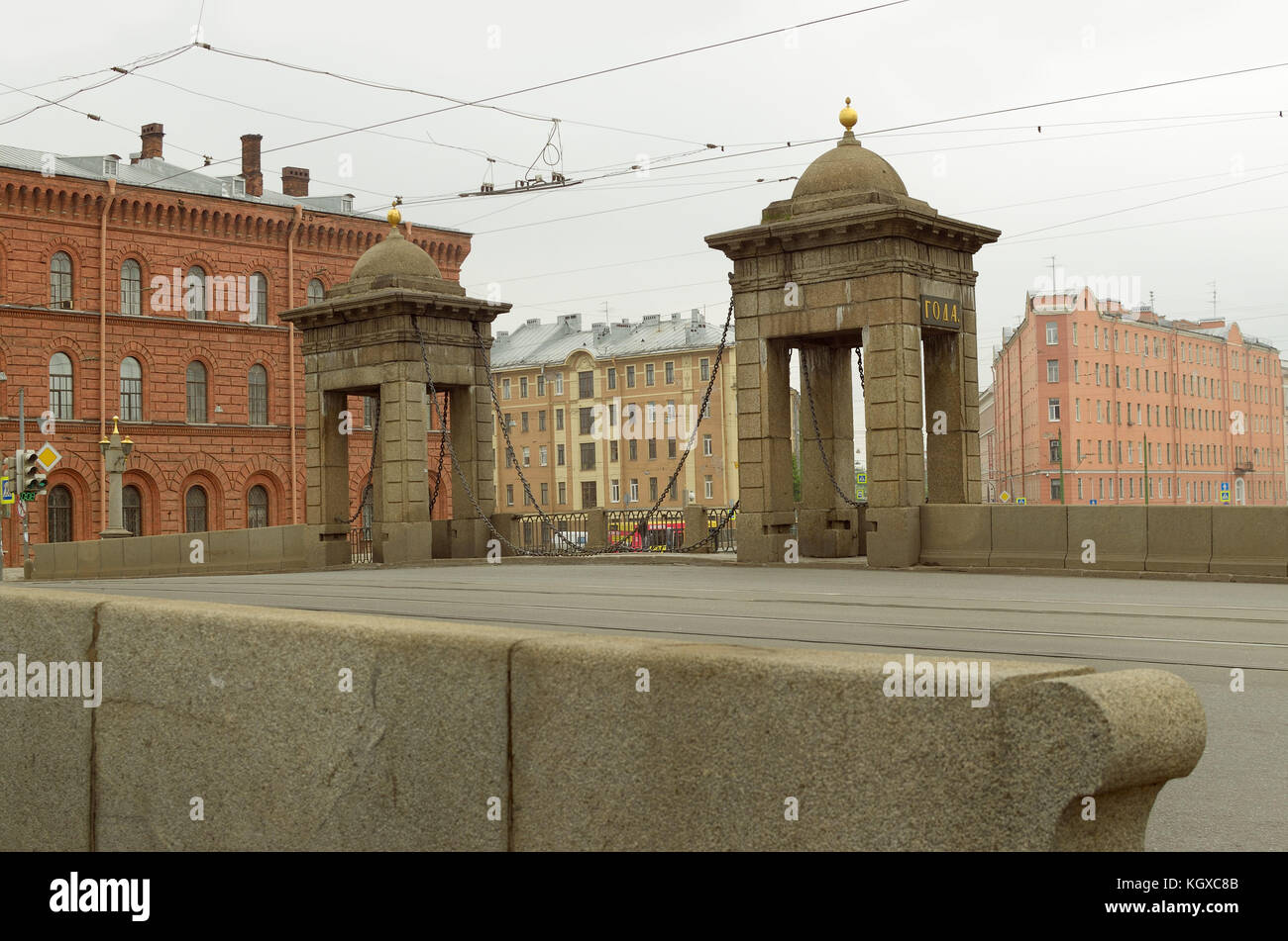 Russland. saint-petersburg. Die alte Brücke mit Türmen aus Granit steht auf dem Fluss Fontanka. Stockfoto