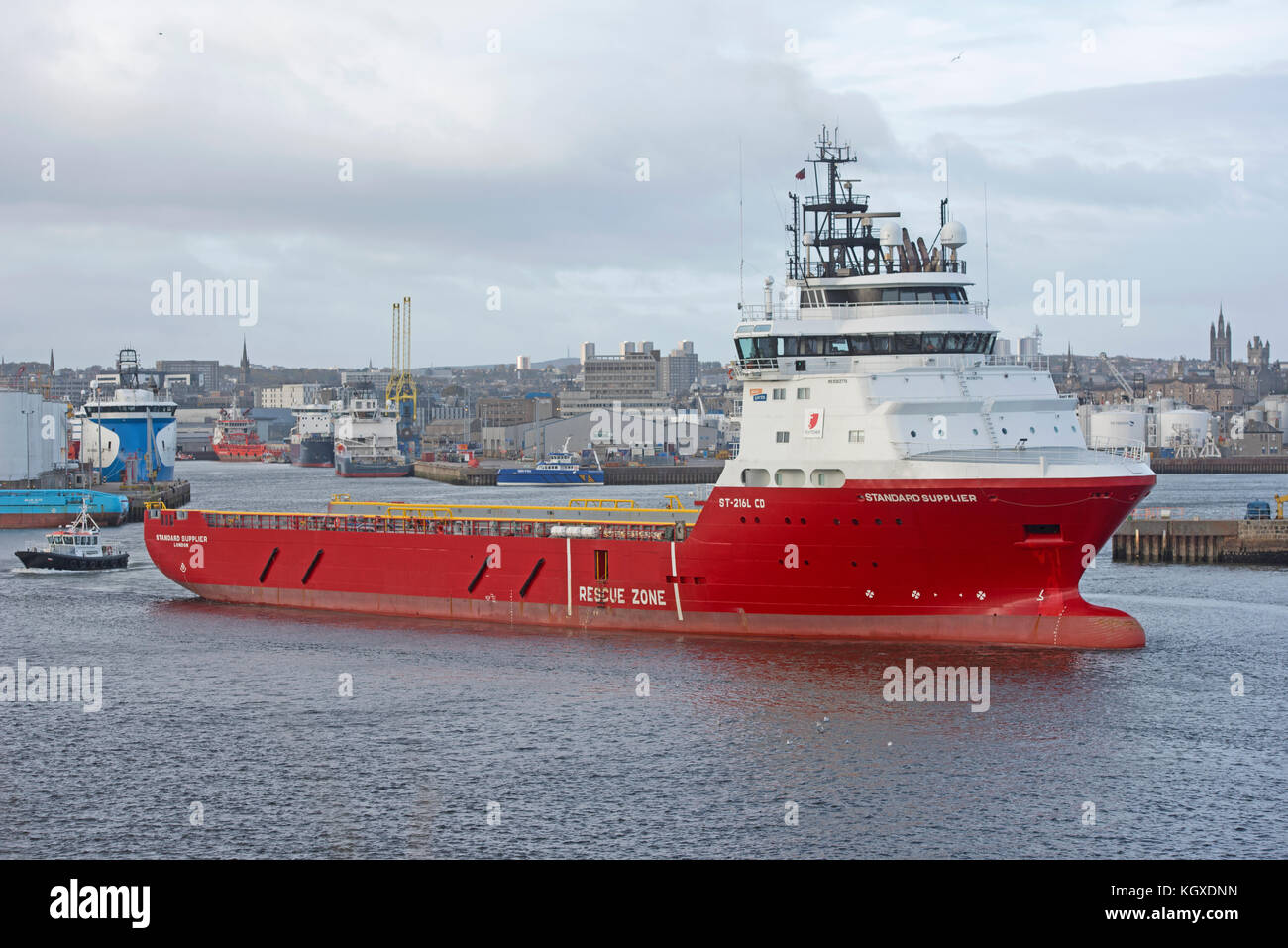 Die Offshore Supply Vessel tandard Princess' Abfahrt ab Hafen Aberdeen Docks für die Nordsee. Stockfoto