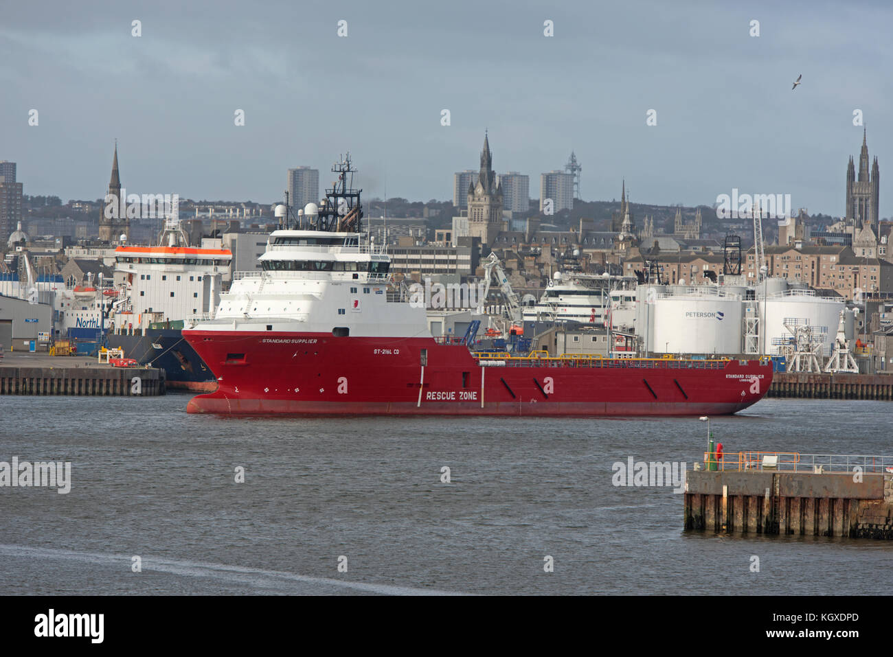 Die Offshore Supply Vessel tandard Princess' Abfahrt ab Hafen Aberdeen Docks für die Nordsee. Stockfoto