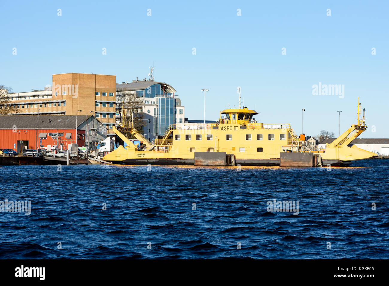 Karlskrona, Schweden - 30. Oktober 2017: Dokumentation des Alltags und der Umwelt. Gelbe Pendlerfähre Aspo III am Hafen, die Verkehr und Verkehr ermöglicht Stockfoto