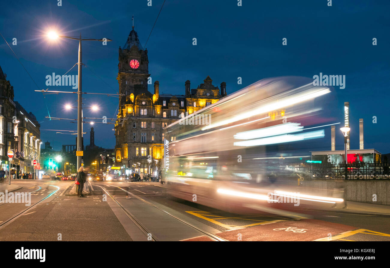 Nachtansicht der Princes Street in Edinburgh mit Verkehr auf Langzeitbelichtung in Schottland, Großbritannien. Stockfoto