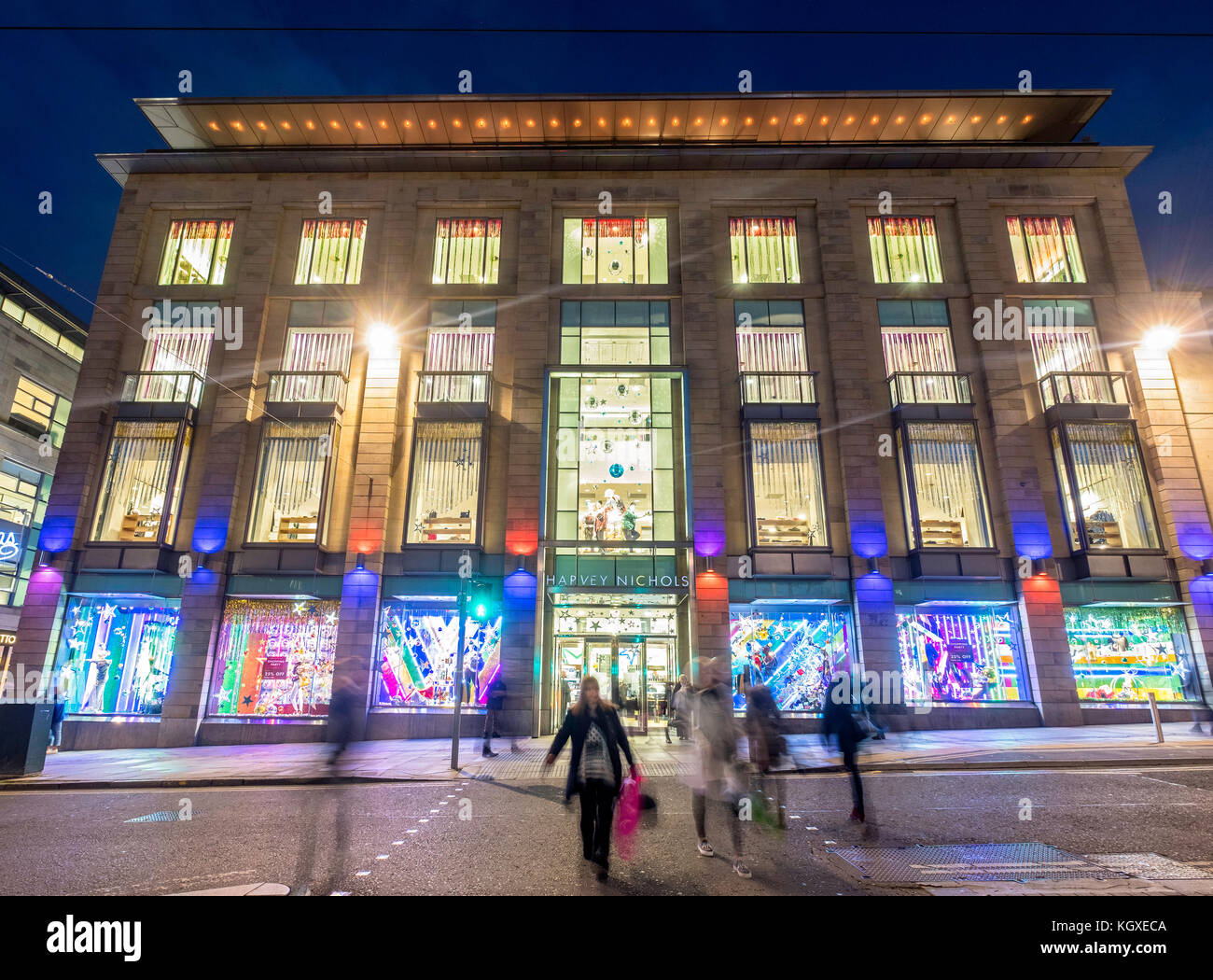 Nachtansicht des Außenbereichs des Harvey Nichols-Geschäfts am St Andrews Square in Edinburgh, Schottland, Großbritannien. Stockfoto