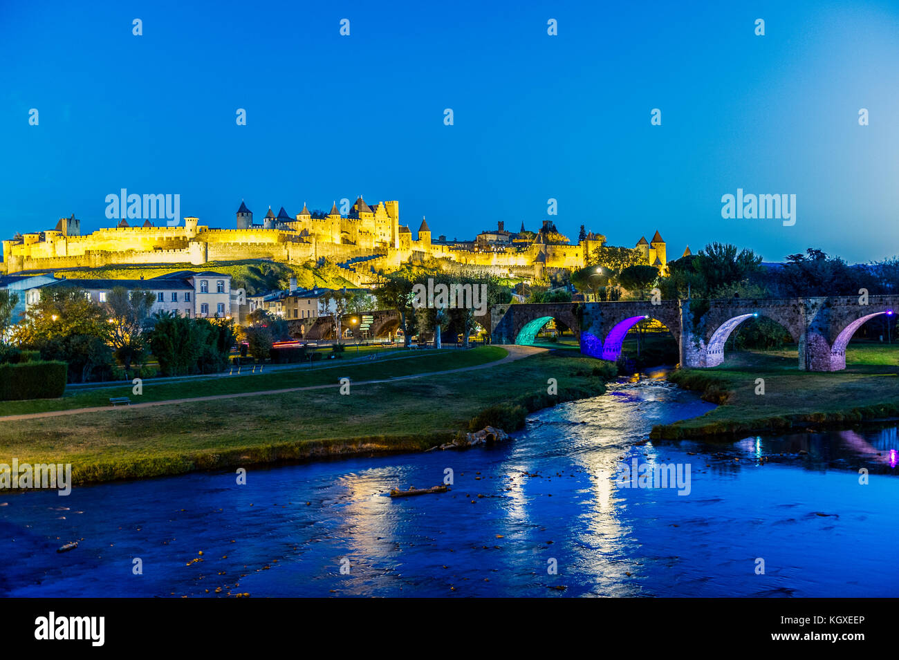 Aude (11). Die ummauerte Stadt Carcassonne bei Nacht Stockfoto