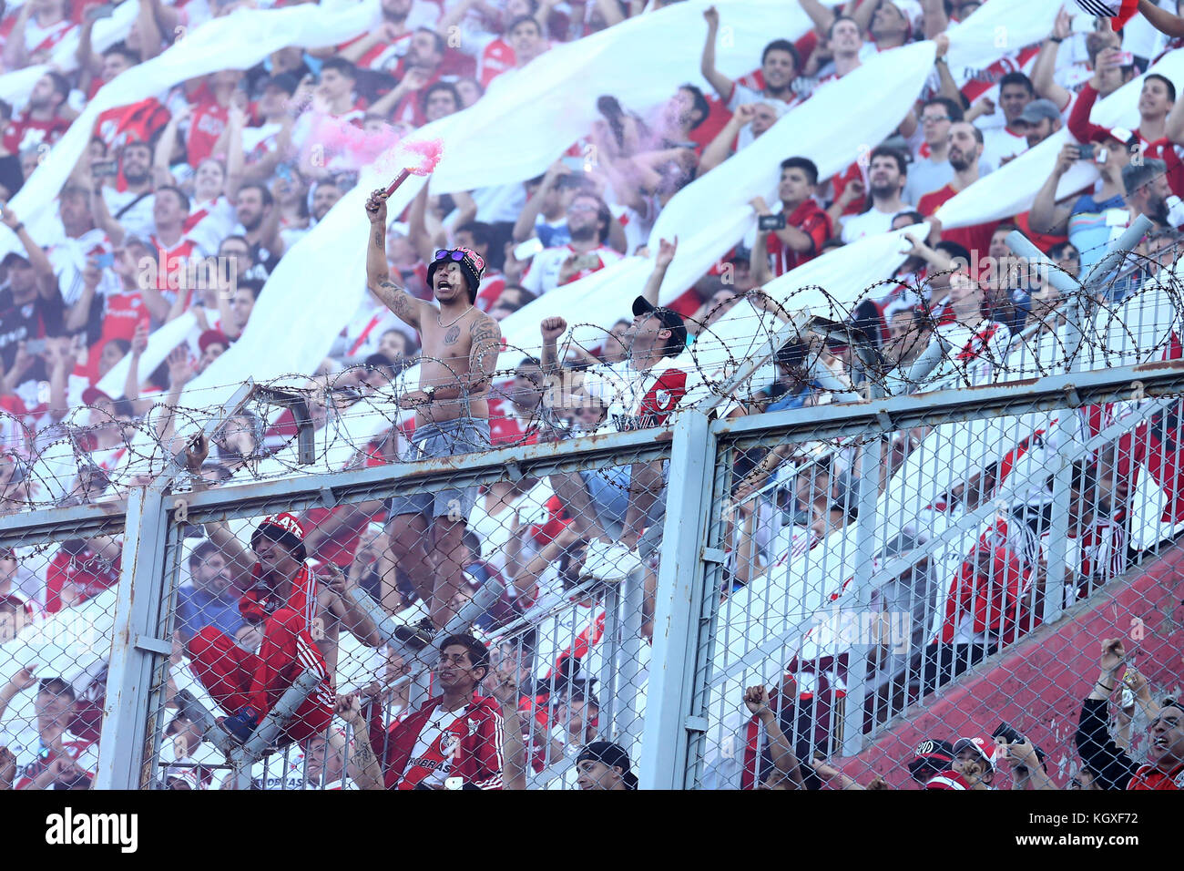MONUMENTAL STADION, BUENOS AIRES, ARGENTINIEN - NOVEMBER 2017 - Fans von River Plate Football Club feiern. Ein unbekannter Mann hält eine f Stockfoto