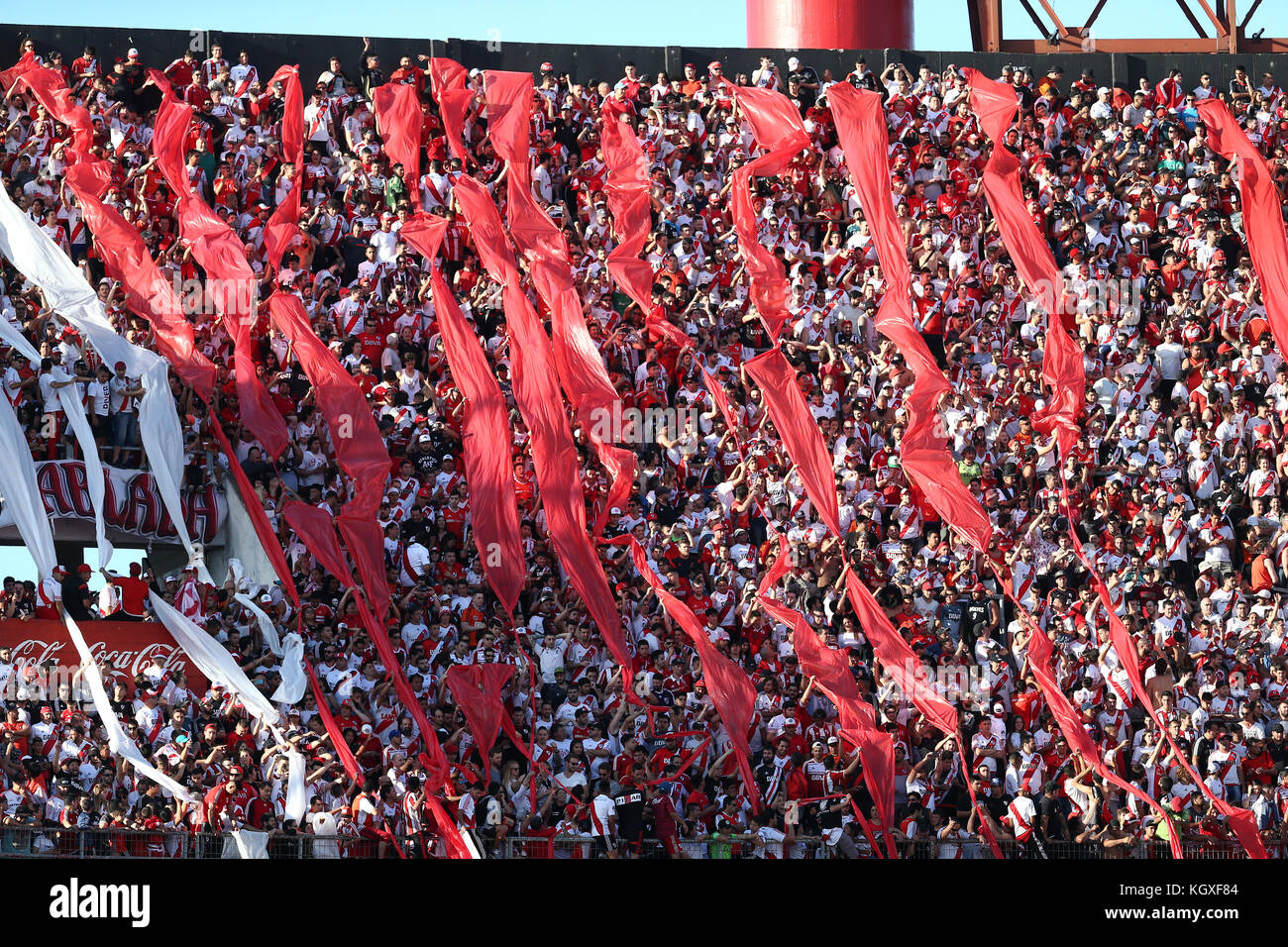 MONUMENTAL STADION, BUENOS AIRES, ARGENTINIEN - NOVEMBER 2017 - River Plate Fußball-Fans feiern, bevor das Spiel beginnt Stockfoto