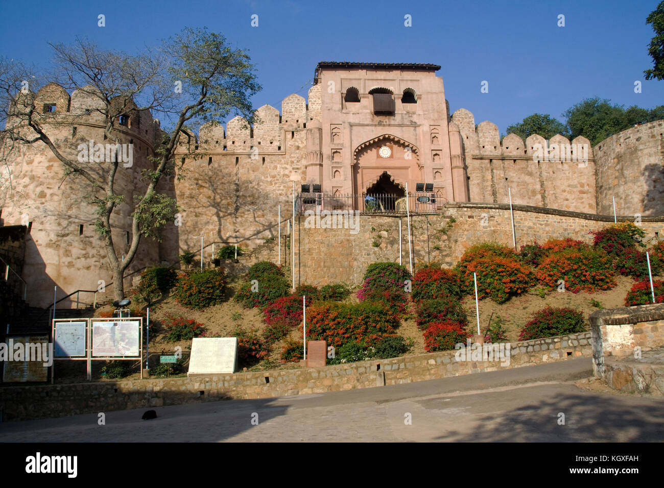 Vorderteil und Eingang der massiven Festung, Jhansi, Uttar Pradesh, Indien, Asien Stockfoto