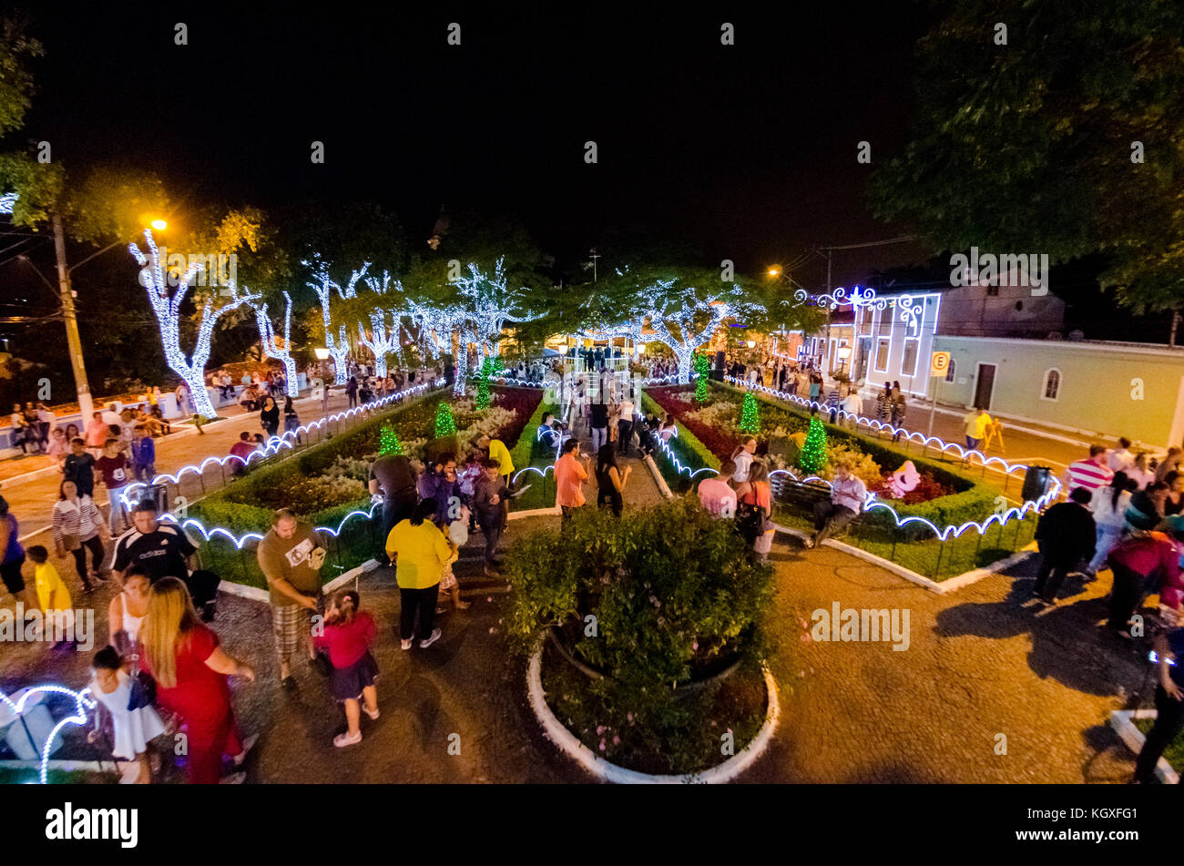 Sao Paulo, Brasilien, 17. Dezember 2016: Menschen beobachten die Dekoration von Weihnachten auf einem öffentlichen Platz in der Stadt Santana de Paranaiba Gemeinde o Stockfoto