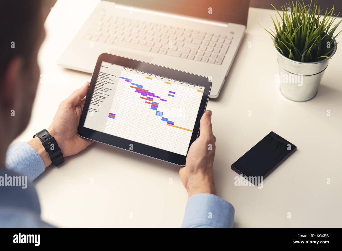 Projekt Manager auf das Gantt-diagramm auf digital Tablet im Büro Stockfoto