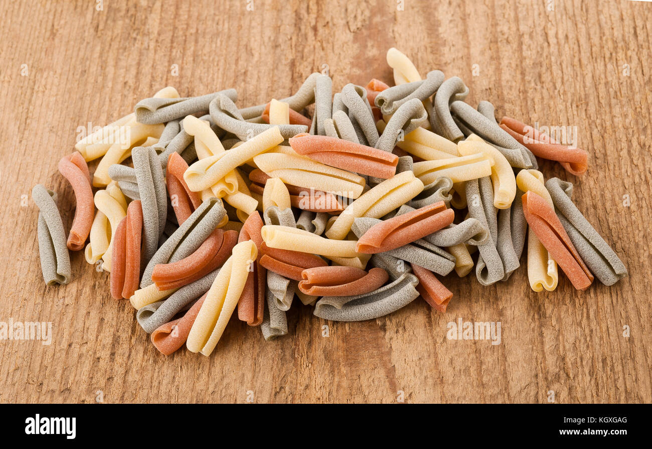 Bunte italienische Pasta strozzapreti auf Holz Hintergrund Stockfoto