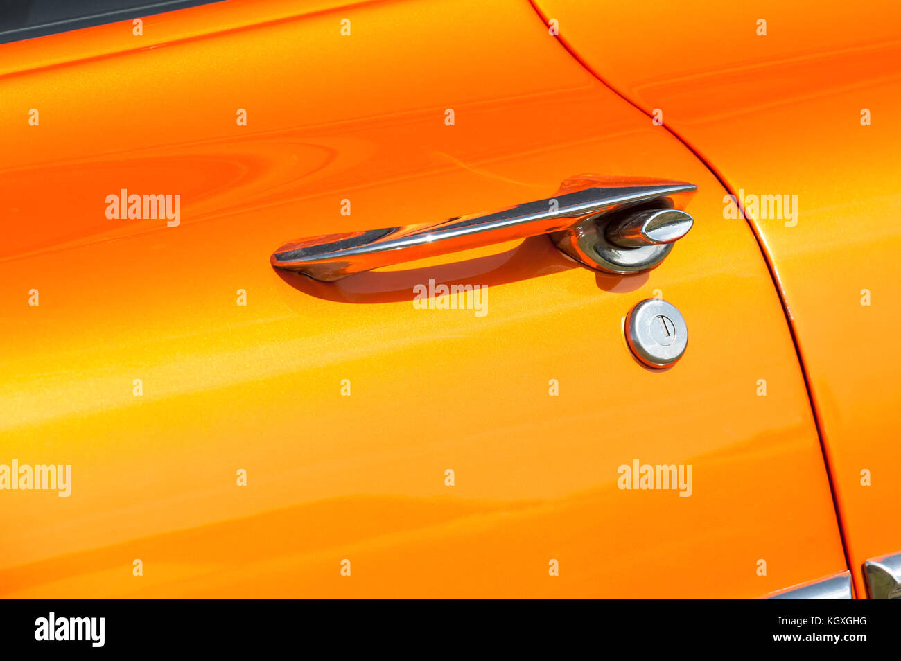 Metallic Orange Fahrzeug Klappe schließen Stockfoto