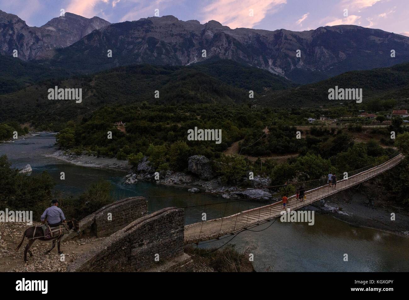 Hängebrücke über den Fluss Vjosa im Dorf Kaludh, Albanien. Stockfoto