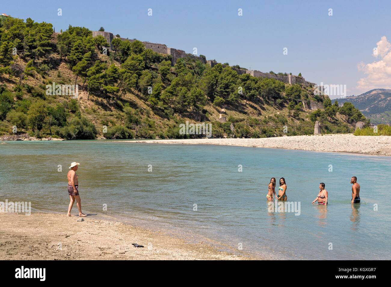Schwimmen im Fluss Vjosa in Tepelenë, Albanien. Stockfoto