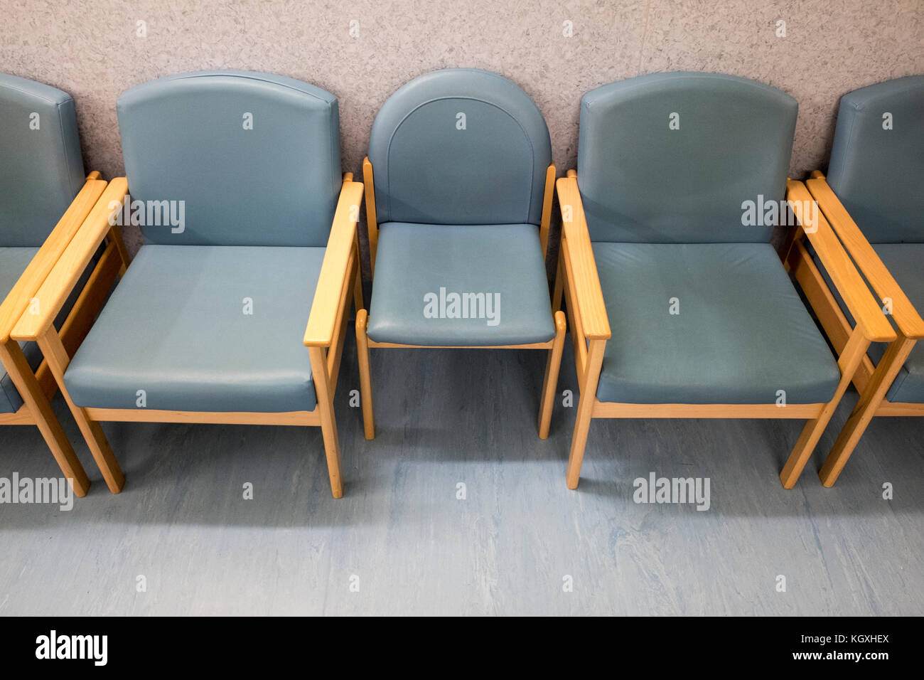 Blaue Stuhle In Einem Leeren Wartezimmer Einen Kleinen Stuhl Durch Zwei Grossere Auf Beiden Seiten Gedruckt Werden Stockfotografie Alamy