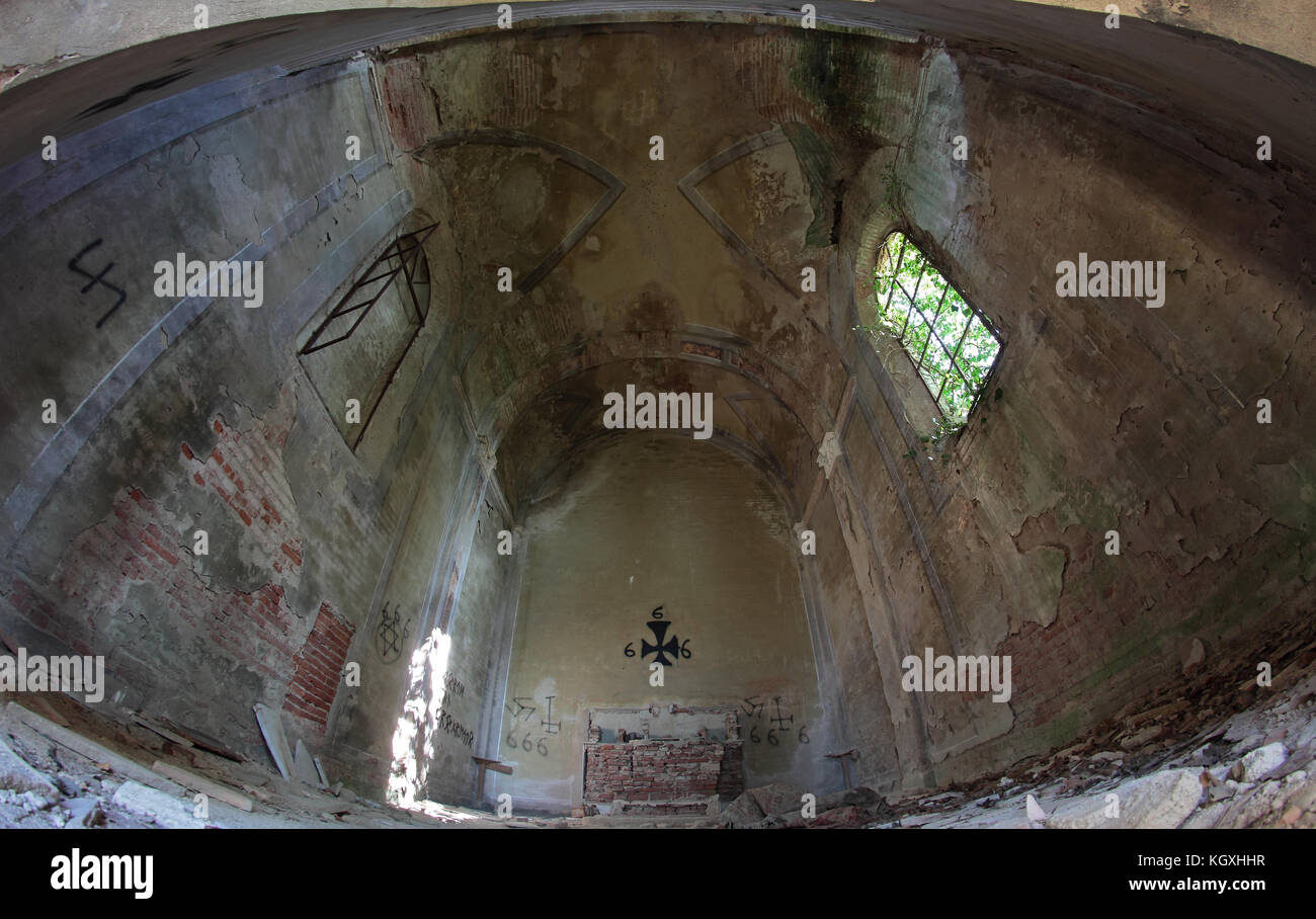Verlassene Kirche Friedhof Satanische Symbole An Den Wanden Stockfotografie Alamy
