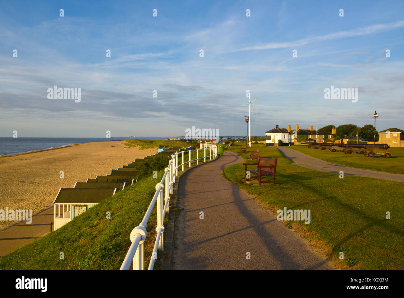Am frühen Morgen Sonnenschein an Gun Hill Promenade, Southwold, Suffolk, England Stockfoto