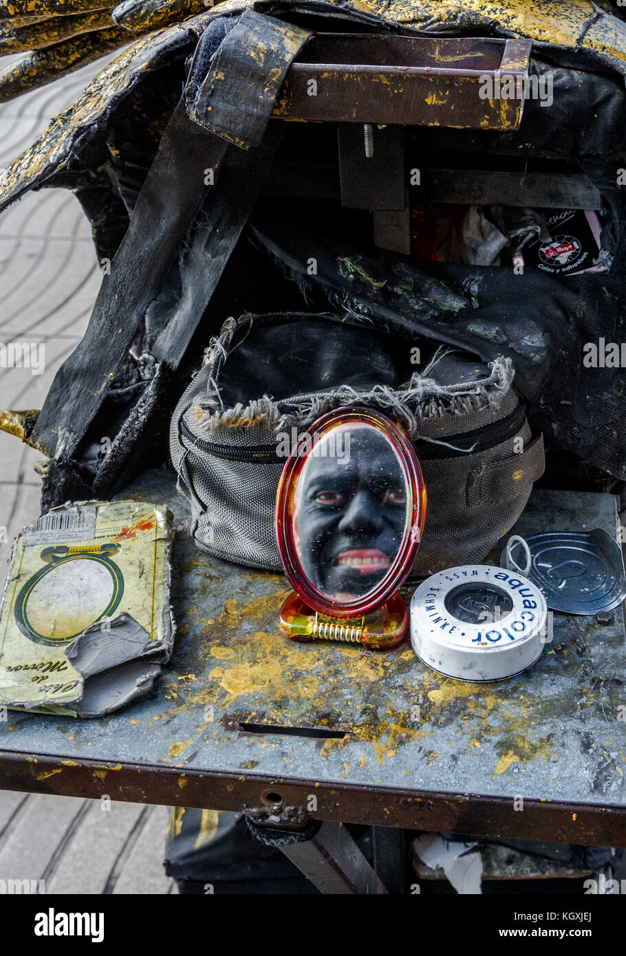 Street Performer setzen auf Schwarz Make-up, Las Ramblas, Barcelona, Spanien. Stockfoto