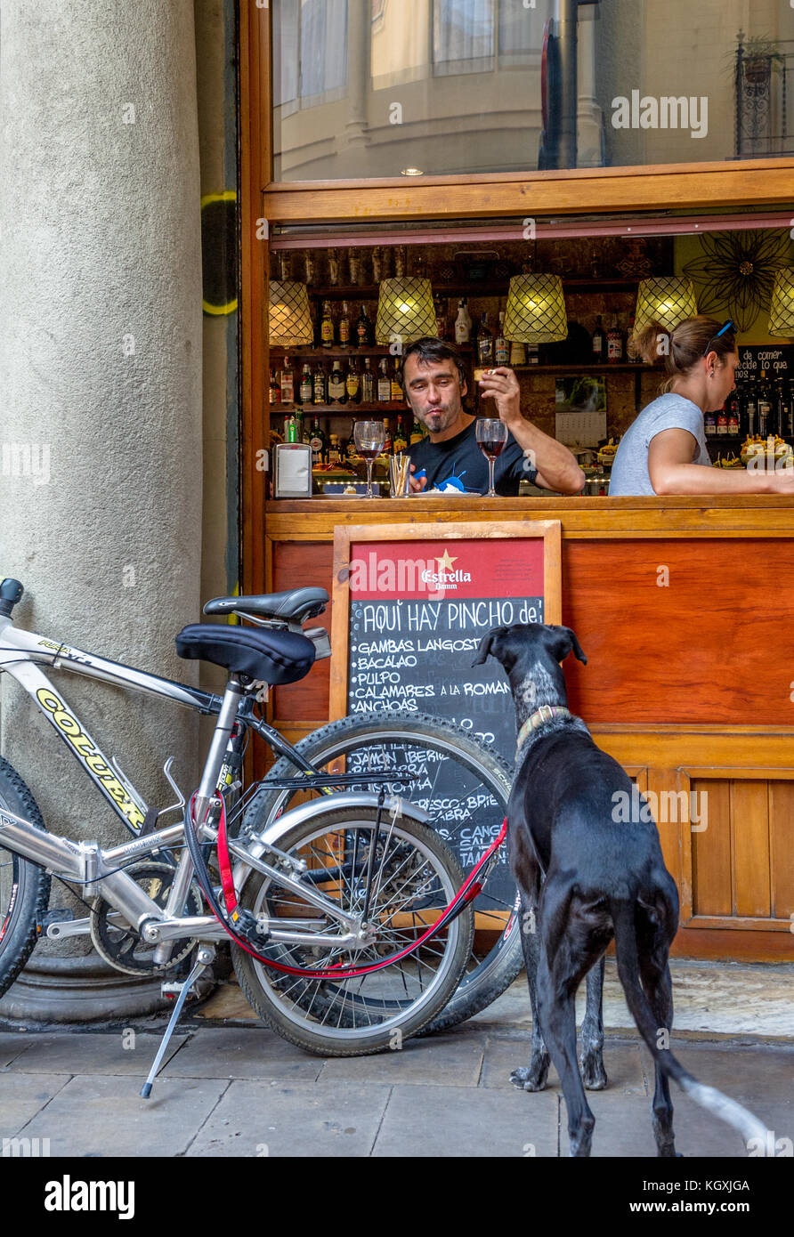 Kunden genießen Sie Tapas und Wein in einer Tapas Bar in Barcelona, Spanien Stockfoto