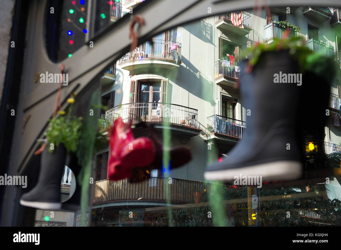 Hängende Blumentöpfe aus Wellington Boots außerhalb ein Shop in Barcelona, Spanien. Stockfoto