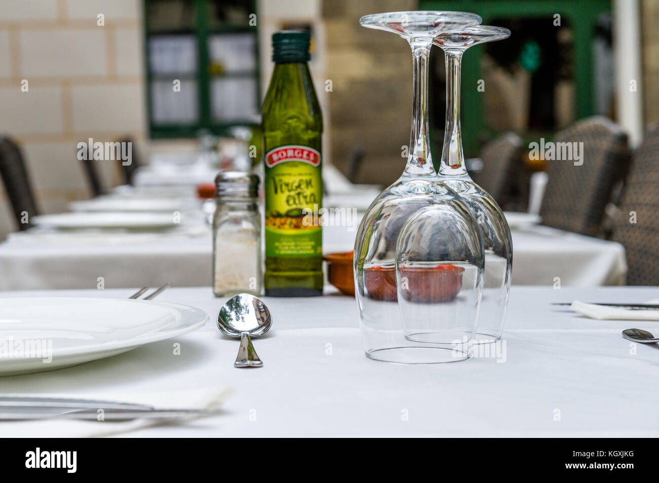 Weingläser auf leeren Tisch im Restaurant. Stockfoto