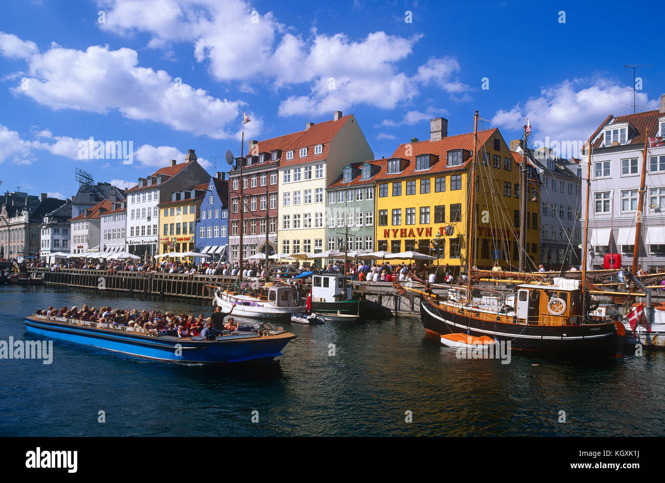 Touristen auf Vergnügen Boot, Nyhavn, Kopenhagen, Dänemark Stockfoto