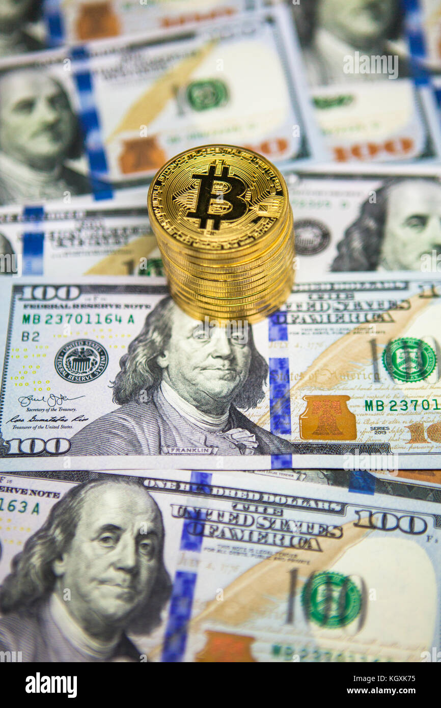 $100 Rechnungen und bitcoin Stockfoto