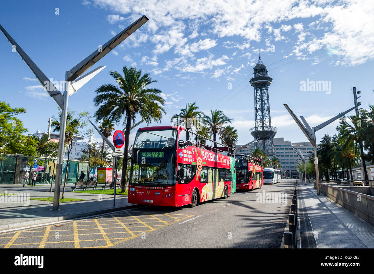 Rote Doppeldecker Barcelona City Tour Busse in der Nähe der Port Cable Car tower geparkt. Stockfoto