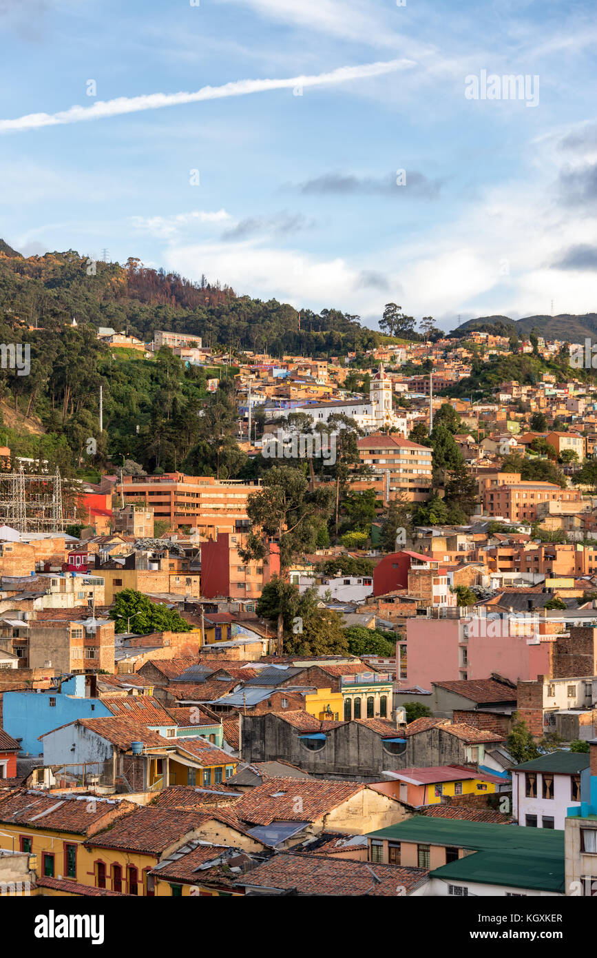 Vertikale Ansicht von La Candelaria Viertel im Zentrum von Bogota, Kolumbien Stockfoto