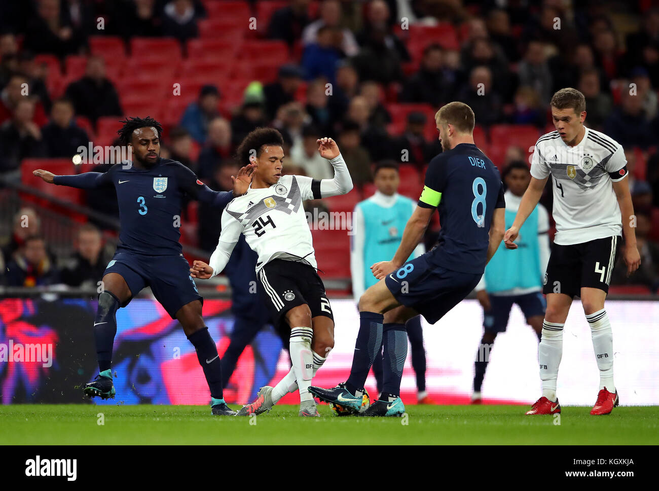 Der deutsche Leroy Sane (Mitte links) und der englische Eric Dier (Mitte rechts) kämpfen während des Internationalen Freundschaftsspiels im Wembley Stadium, London, um den Ball. DRÜCKEN Sie VERBANDSFOTO. Bilddatum: Freitag, 10. November 2017. Siehe PA Geschichte FUSSBALL England. Bildnachweis sollte lauten: Nick Potts/PA Wire. EINSCHRÄNKUNGEN: Nutzung unterliegt FA-Einschränkungen. Nur für redaktionelle Zwecke. Kommerzielle Nutzung nur mit vorheriger schriftlicher Zustimmung des FA. Keine Bearbeitung außer Zuschneiden. Stockfoto