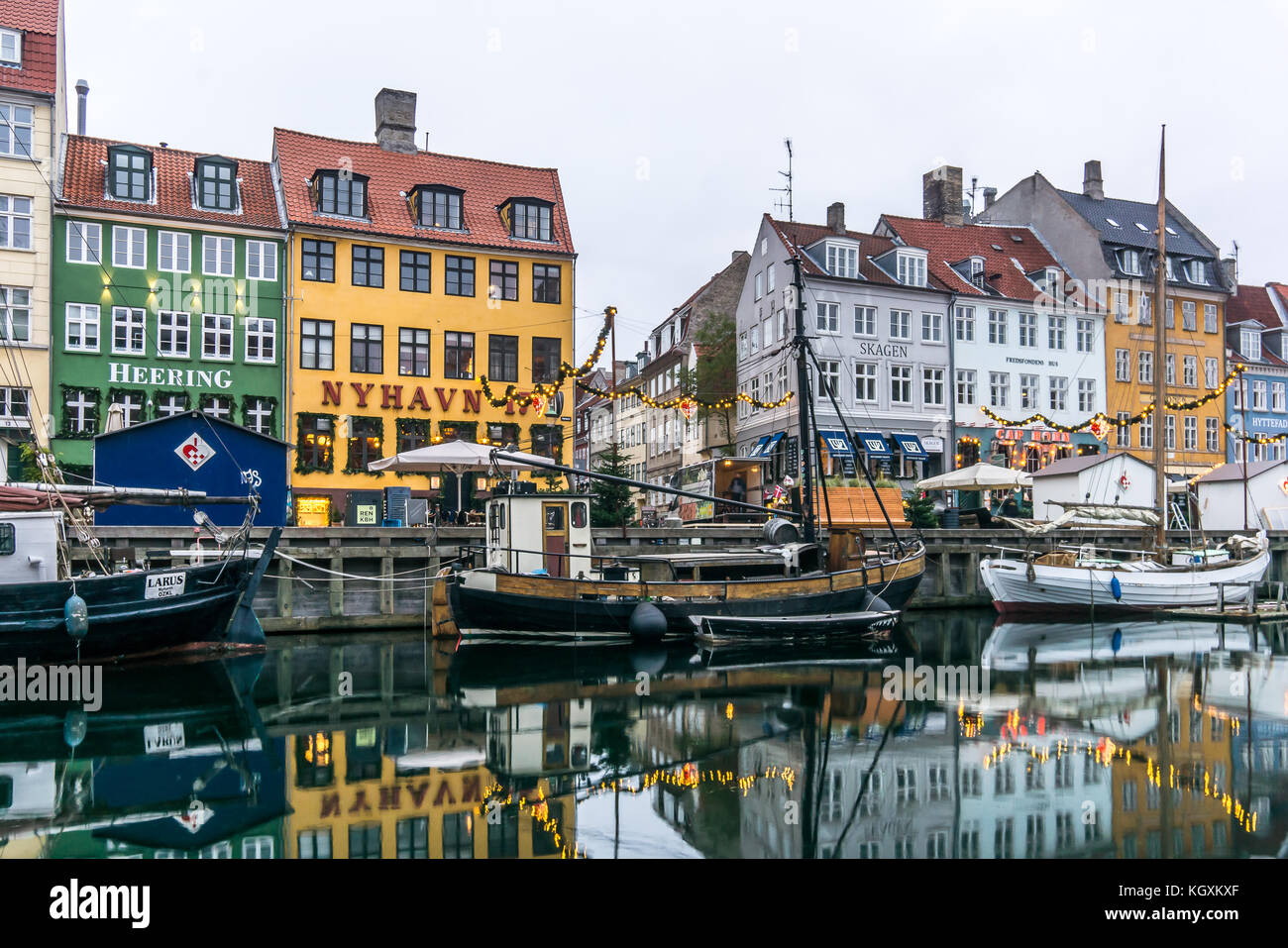 Weihnachtsdekoration am Nyhavn Kanal ein früher Wintermorgen, wo die Häuser im Wasser spiegeln, Kopenhagen, 9. November 2017 Stockfoto