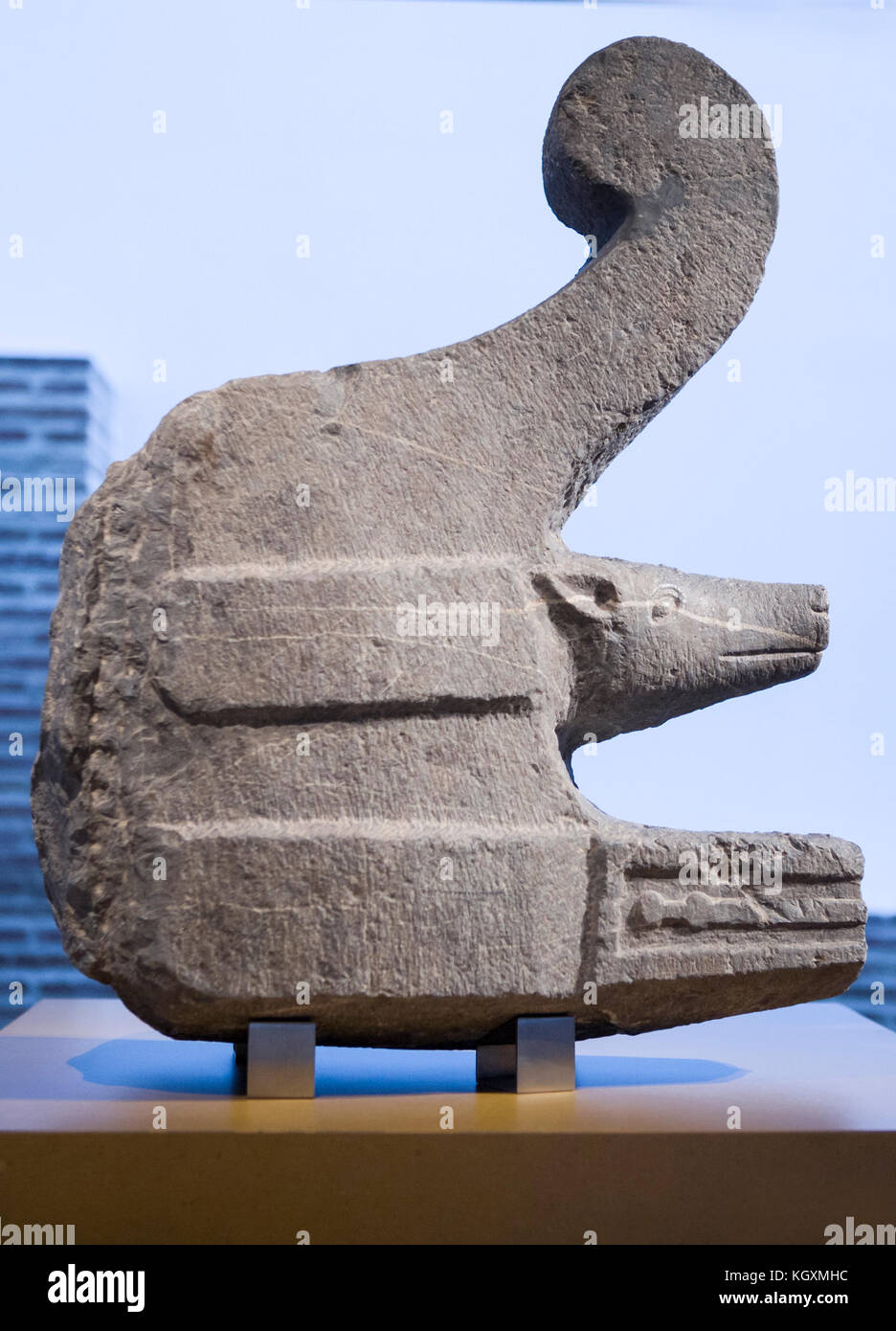 Cordoba, Spanien - 4. Juni 2011: Römisches rituelles Steinprow im Archäologischen Museum von Cordoba, Andalusien, Spanien Stockfoto