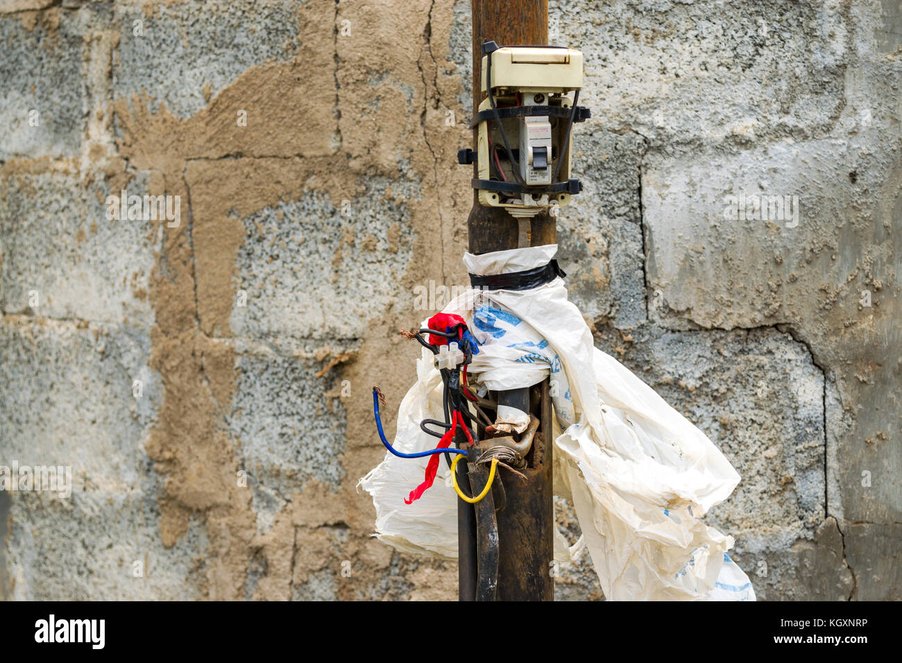 Freiliegende planlos elektrische Kabel stellt eine potenzielle Gefahr für Menschen, Kenia, Ostafrika Stockfoto