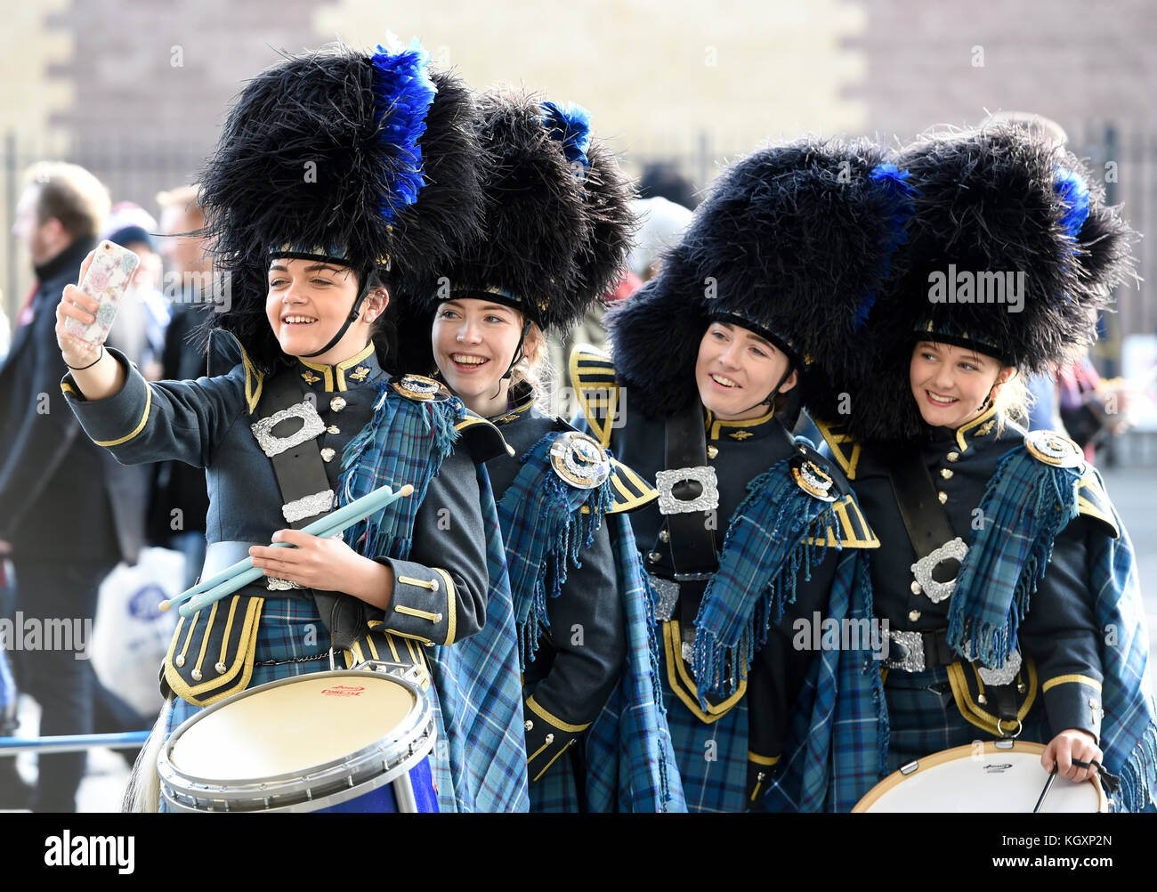 Mitglieder der RAF Central Scotland Pipe Band machen ein Selfie vor dem Autumn International im BT Murrayfield, Edinburgh. Stockfoto