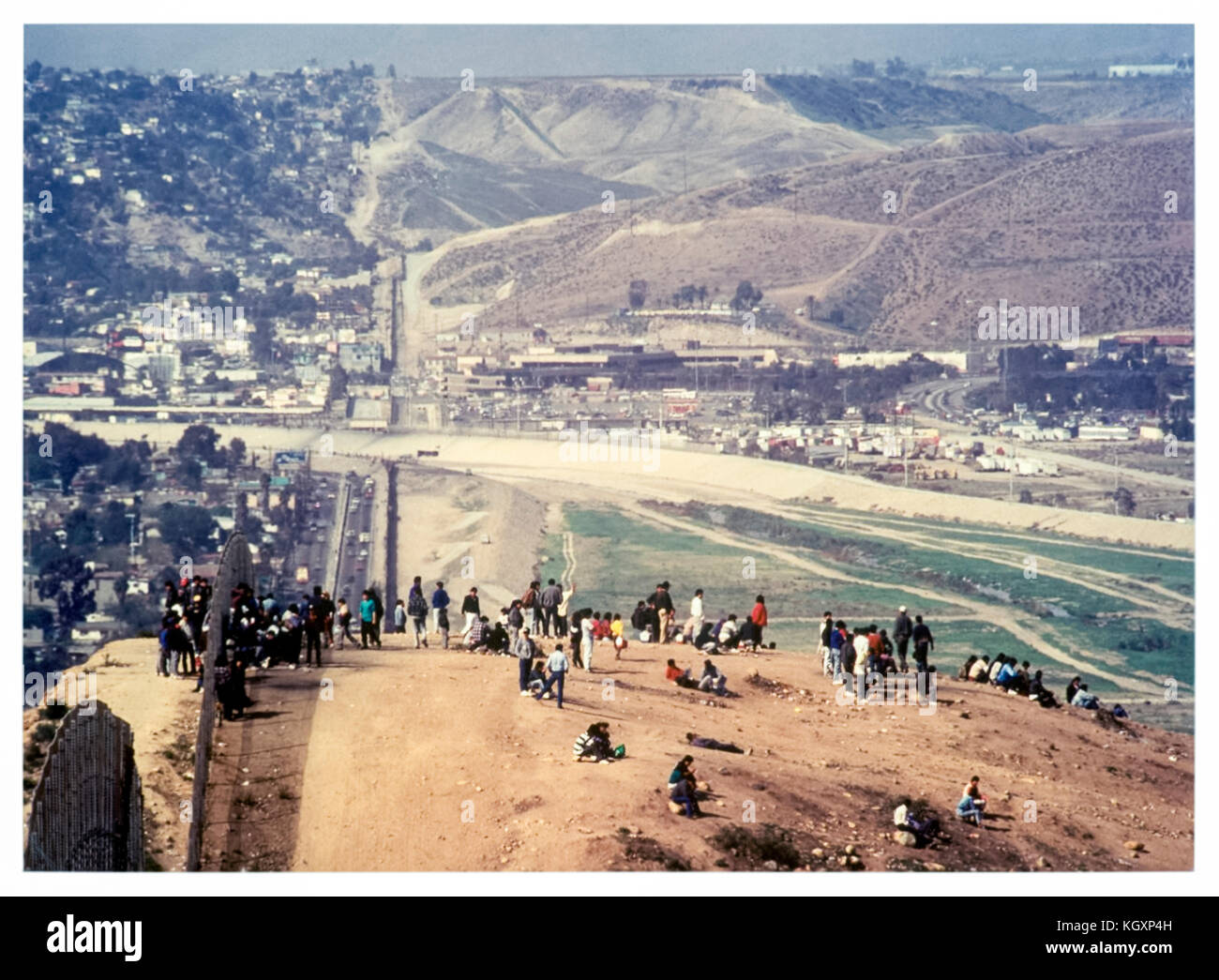 US-Mexiko internationale Grenze zwischen Tijuana, Mexiko (links) und San Diego, Kalifornien (rechts); illegale Einwanderer Verletzung das Wellblech Zaun in den 1980er Jahren. Weitere Informationen finden Sie unten. Stockfoto