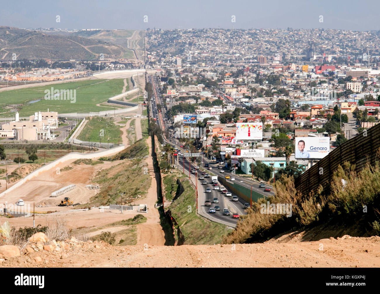 US-Mexiko internationale Grenze zwischen Tijuana, Mexiko (rechts) und San Diego, Kalifornien (Links) durch ein Wellblech Zaun von umfunktionierte Landung Matten, die nach dem Vietnamkrieg getrennt. Weitere Informationen finden Sie unten. Stockfoto