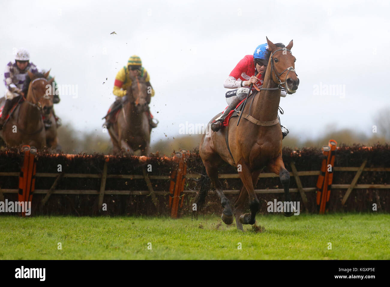 Aidan Coleman und Lamanver Odyssey ziehen sich vom letzten Flug ab, bevor sie am „Badger Chase Day“ auf der Wincanton Racecourse das Handicap Hurdle Race von Z Hotels starten. Stockfoto