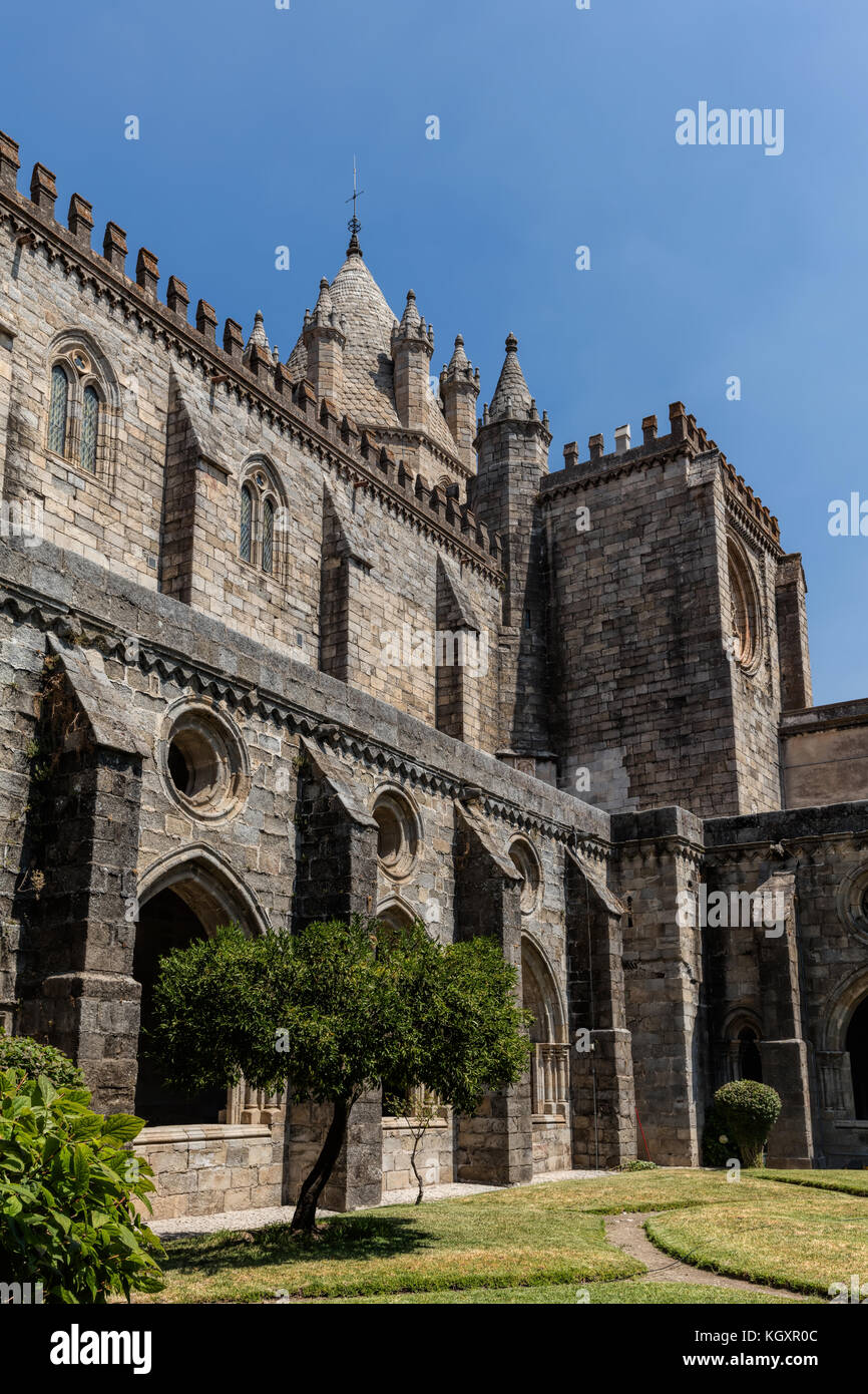 Kreuzgang der Se Kathedrale von Evora, Portugal, im 13. Jahrhundert stammt, wurde von der Unesco zum Weltkulturerbe im Jahr 1988. Stockfoto