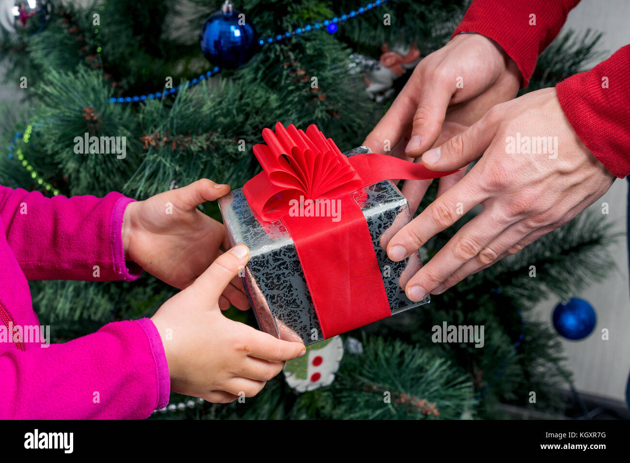 Weihnachten Geschenk Box mit Band Stockfoto