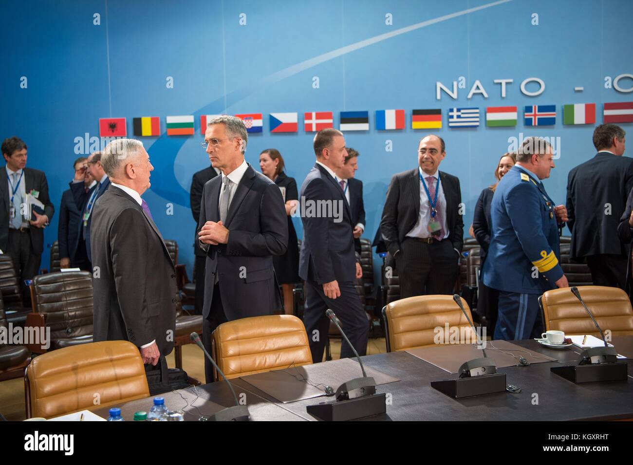 Us-Verteidigungsminister James Mattis (links) spricht mit NATO-Generalsekretär Jens Stoltenberg während einer Nordatlantischen Rat im NATO-Hauptquartier am 8. November 2017 in Brüssel, Belgien. (Foto von Jette Carr über planetpix) Stockfoto