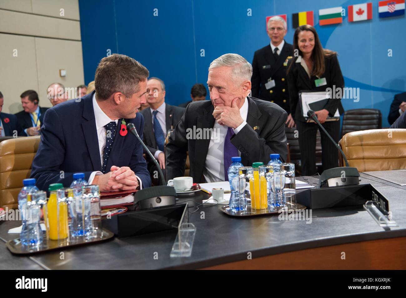 Vereinigtes Königreich Staatssekretär für Verteidigung gavin Williamson (links) spricht Verteidigungsminister der USA James Mattis während einer Nordatlantischen Rat im NATO-Hauptquartier am 8. November 2017 in Brüssel, Belgien. (Foto von Jette Carr über planetpix) Stockfoto