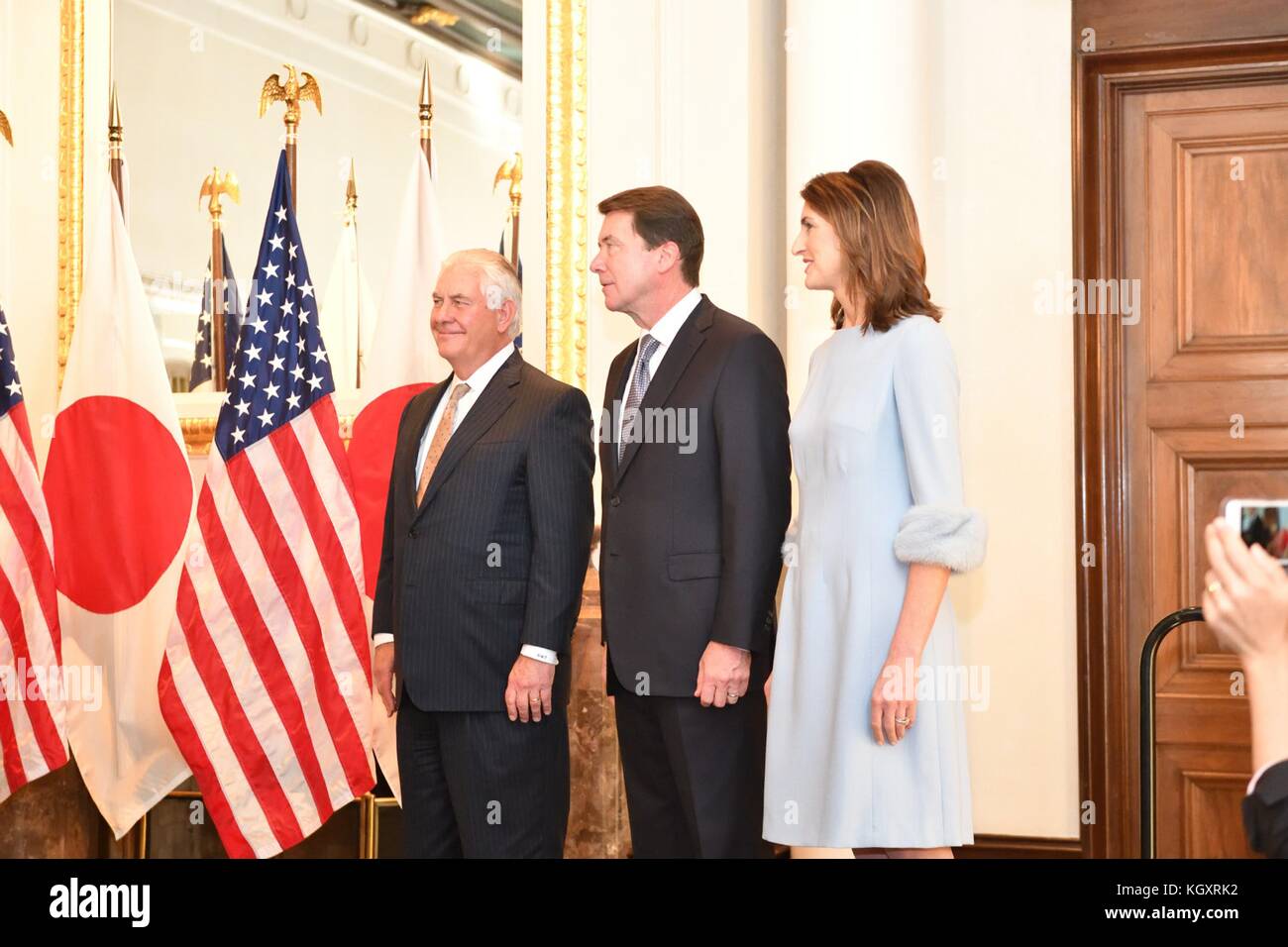 Us-Staatssekretär rex tillerson (links) trifft mit dem ehemaligen US-Botschafter Caroline Kennedy und US-Botschafter in Japan William Bill hagerty November 6, 2017 in Tokio, Japan, Japan. (Foto durch Zustand Abteilung Foto über planetpix) Stockfoto