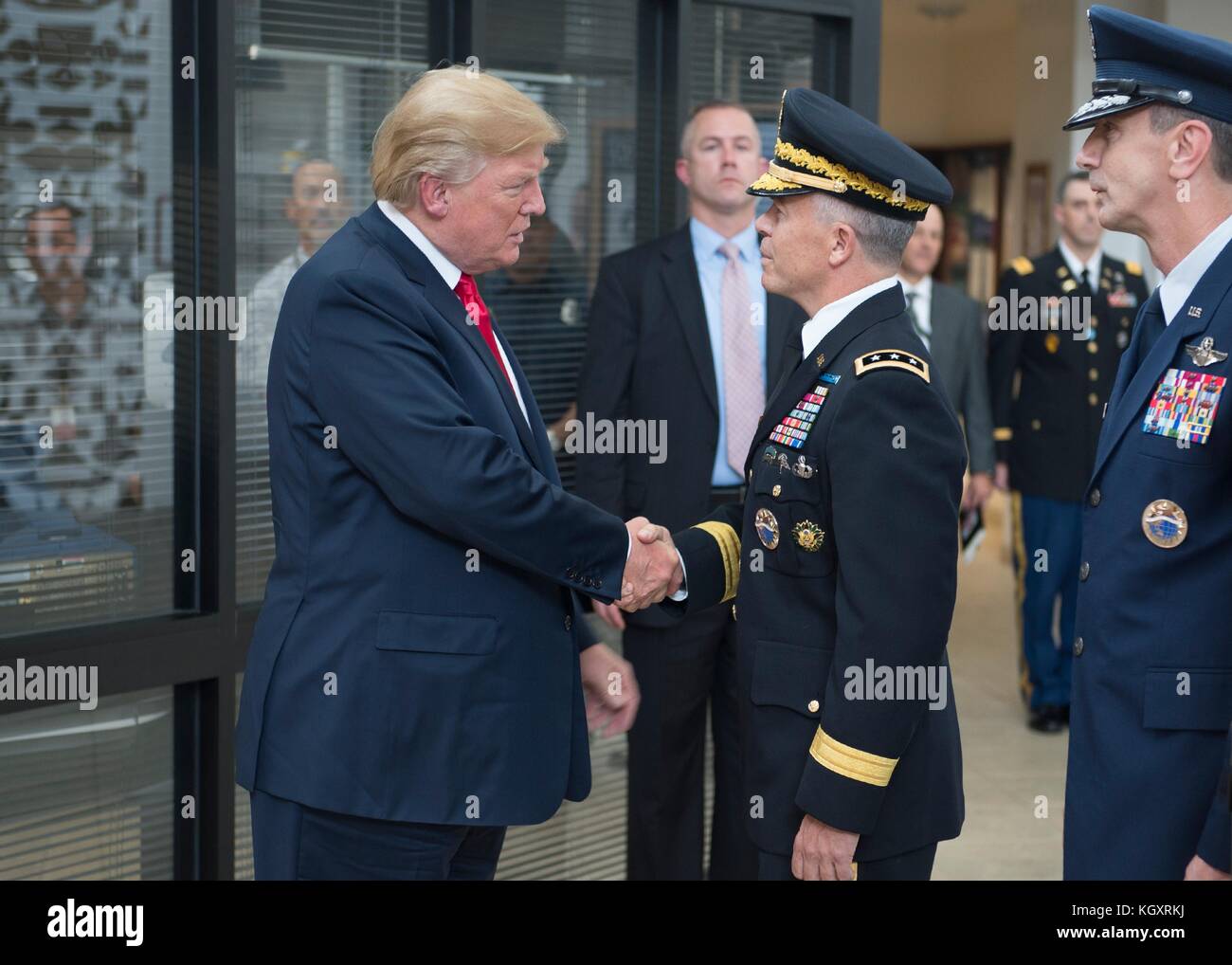 US-Präsident Donald Trump (links) begrüßt den stellvertretenden Kommandeur Bryan Fenton im Camp H. M. Smith USPACOM Hauptquartier am 3. November 2017 in Aiea, Hawaii. (Foto: Robin W. Peak Via Planetpix) Stockfoto
