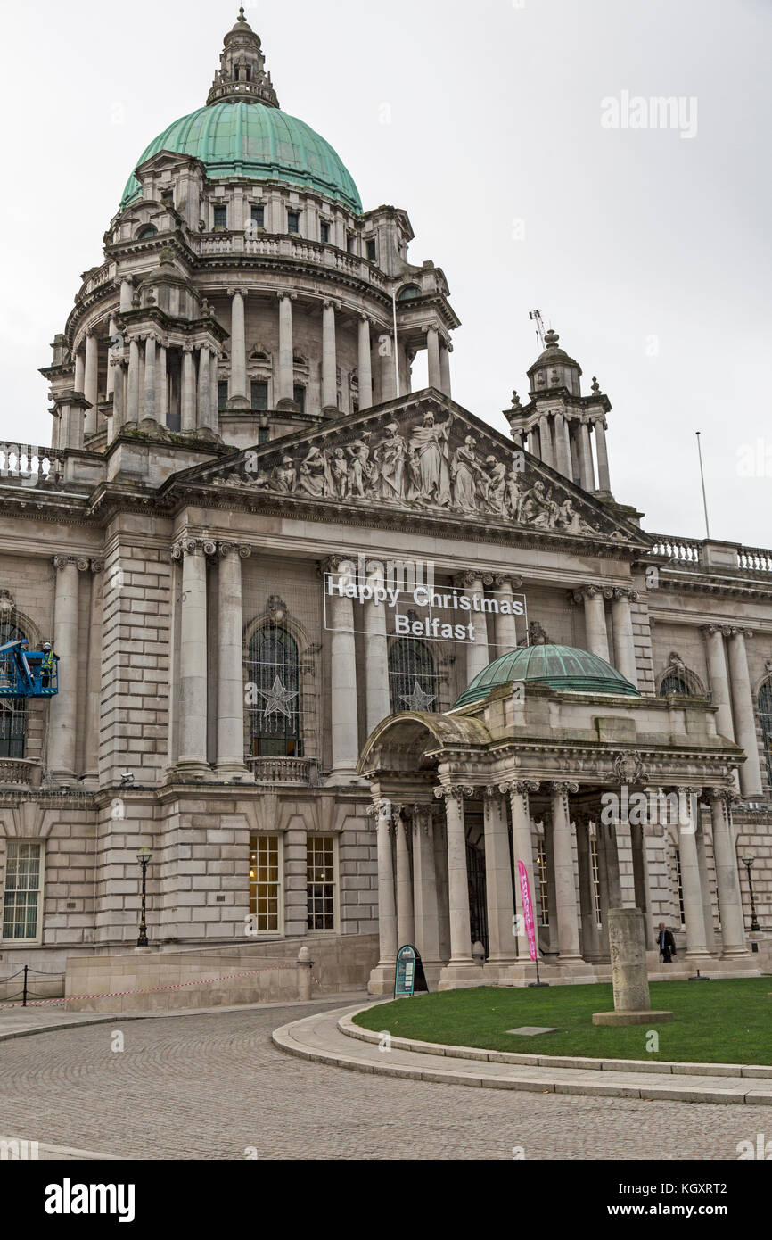 Vor der City Hall von Belfast, in dem die Zeichen Frohe Weihnachten Belfast über dem Haupteingang. Stockfoto