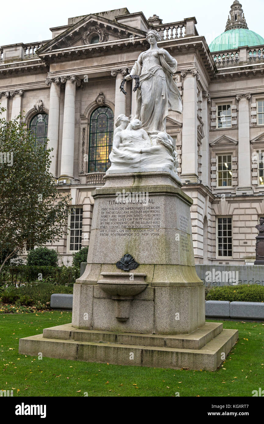 Die Titanic Denkmal in Belfast City Hall. Errichtet wurde das Leben in der Untergang der RMS Titanic am 15. April 1912 verloren zu gedenken. Stockfoto