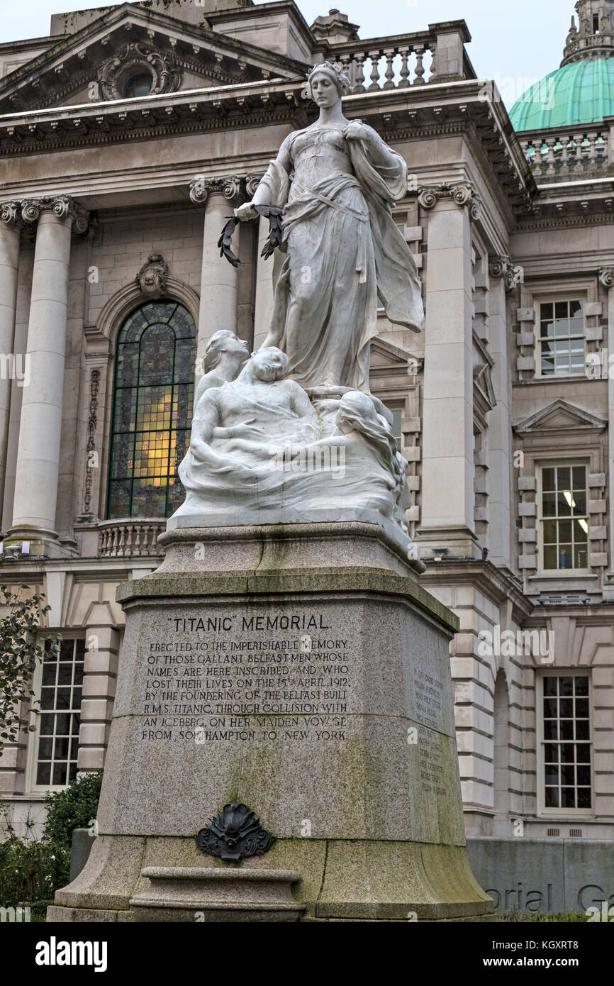 Die Titanic Denkmal in Belfast City Hall. Errichtet wurde das Leben in der Untergang der RMS Titanic am 15. April 1912 verloren zu gedenken. Stockfoto