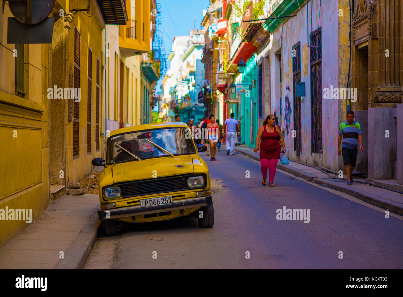 Altes Auto in der schäbigen Straße von Havanna Kuba Stockfoto
