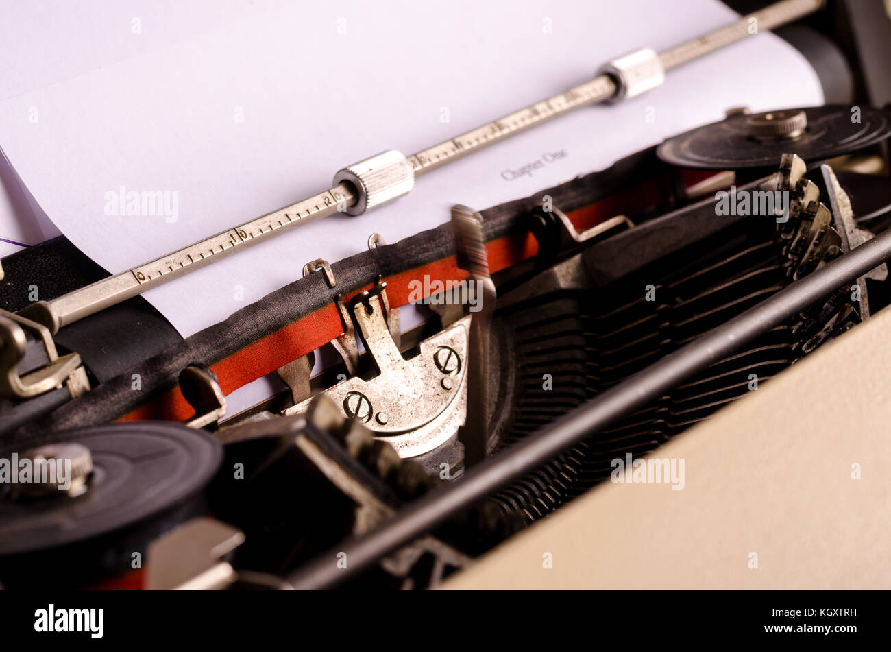 Die mit Schreibmaschine, Blogging, Text zu schließen, schreiben. alte Mode Büro Stockfoto