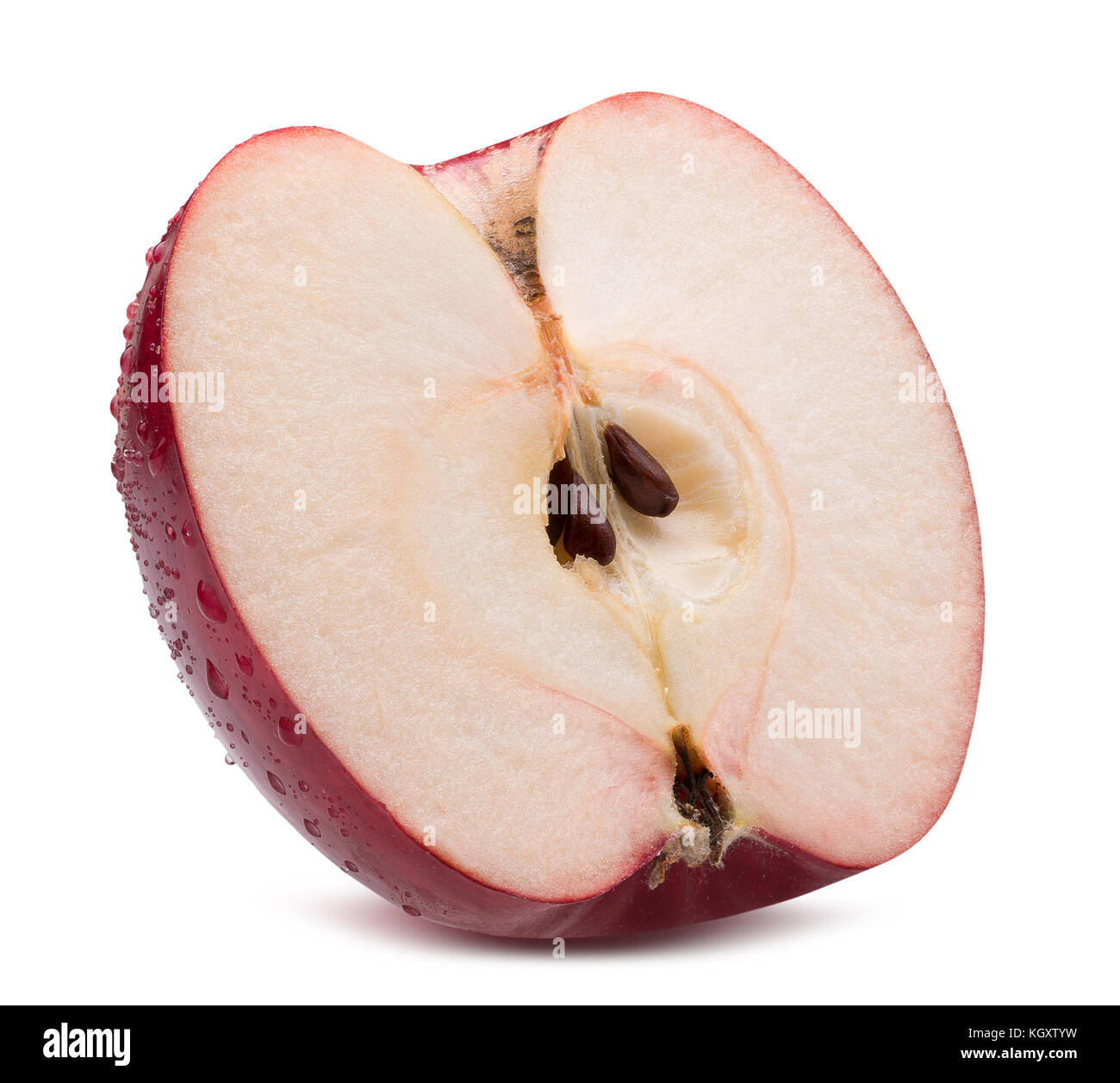 Die Hälfte der roten Apfel in Wassertropfen auf einem weißen Hintergrund. Stockfoto