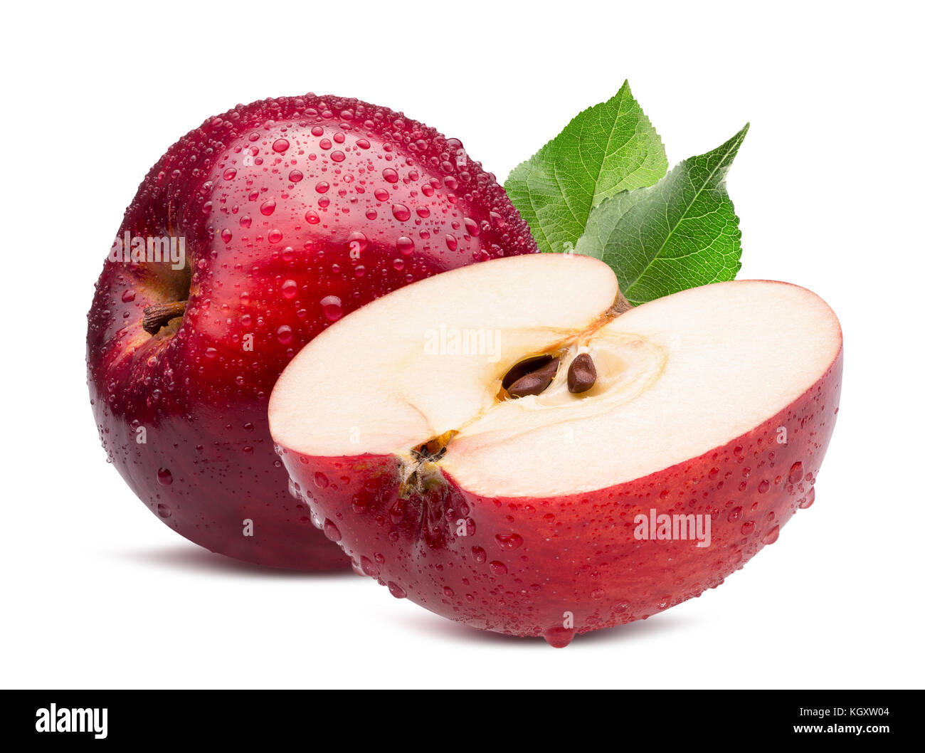 Red Apple mit der Hälfte in Wassertropfen auf einem weißen Hintergrund. Stockfoto