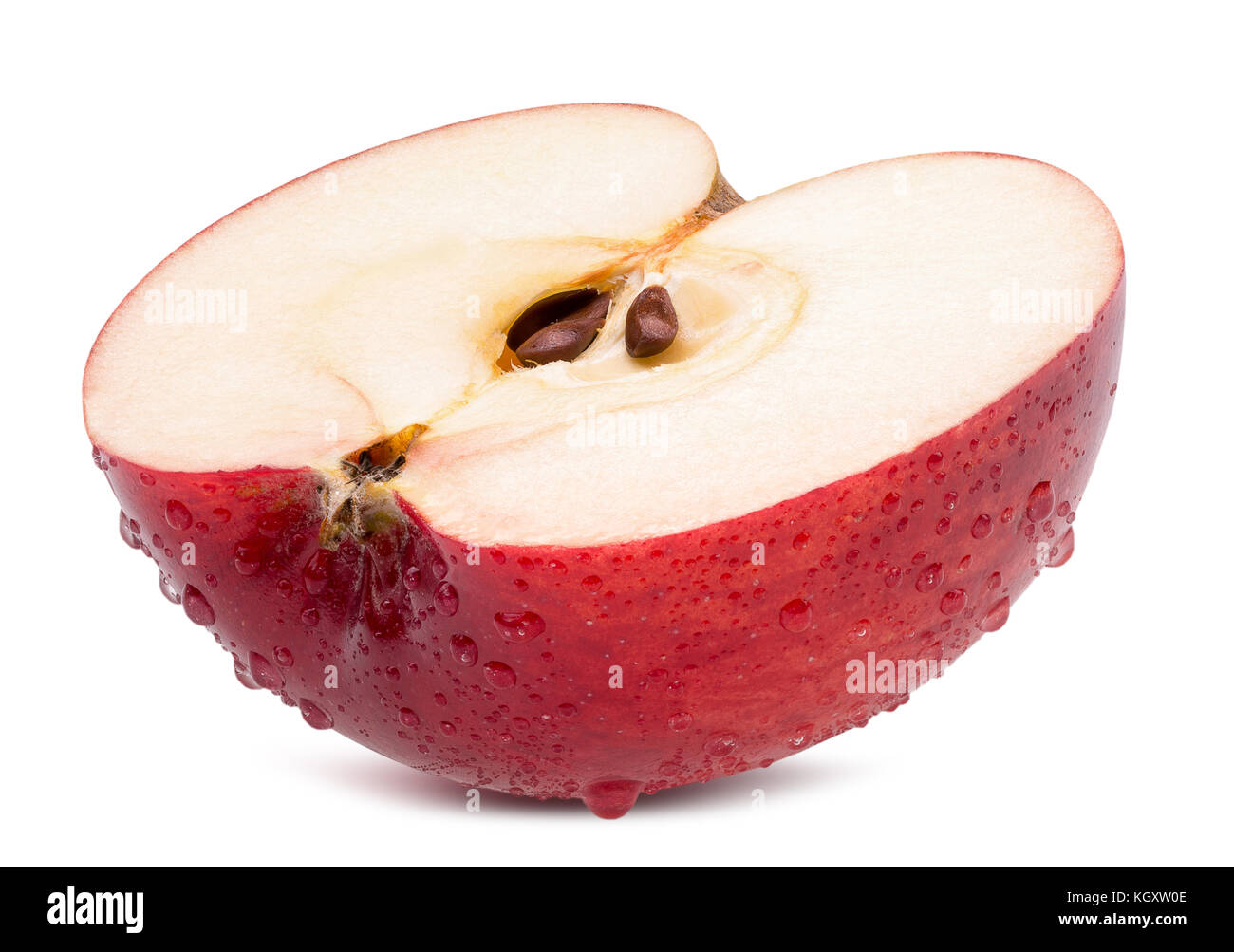 Die Hälfte der roten Apfel in Wassertropfen auf einem weißen Hintergrund. Stockfoto