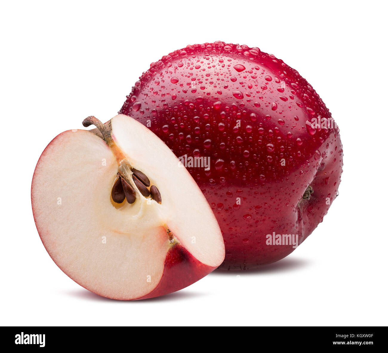 Red Apple mit Slice in Wassertropfen auf einem weißen Hintergrund. Stockfoto